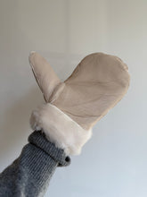 Load image into Gallery viewer, PUFFY SHEARLING MITTENS