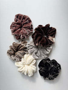 2025 VELVET SCRUNCHIES - neutral