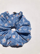 Load image into Gallery viewer, TOLADO FLOWER SCRUNCHIES