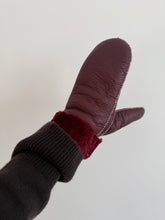 Load image into Gallery viewer, 2025 SHEARLING MITTENS - white stitch