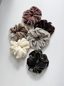 2025 VELVET SCRUNCHIES - neutral