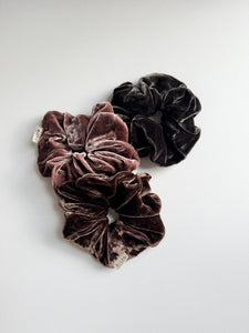 2025 VELVET SCRUNCHIES - neutral