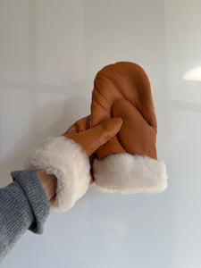 PUFFY SHEARLING MITTENS