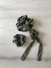 Load image into Gallery viewer, PURE LINEN SCRUNCHIES - neutral