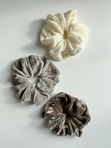 2025 VELVET SCRUNCHIES - neutral