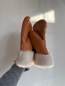 PUFFY SHEARLING MITTENS