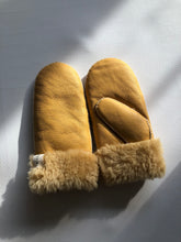 Load image into Gallery viewer, SHEARLING MITTENS