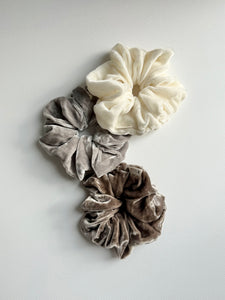 2025 VELVET SCRUNCHIES - neutral