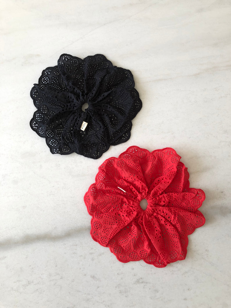 LACE SCRUNCHIES - oversized