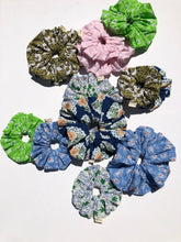 Load image into Gallery viewer, TOLADO FLOWER SCRUNCHIES