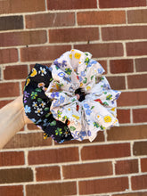 Load image into Gallery viewer, FLORENCE SCRUNCHIES
