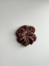 Load image into Gallery viewer, 2025 VELVET SCRUNCHIES - neutral