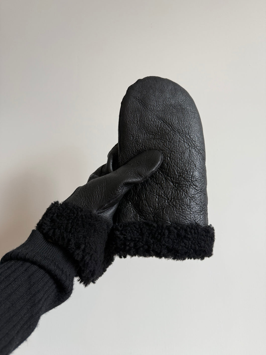 PUFFY SHEARLING MITTENS