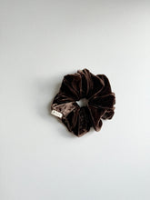 Load image into Gallery viewer, 2025 VELVET SCRUNCHIES - neutral