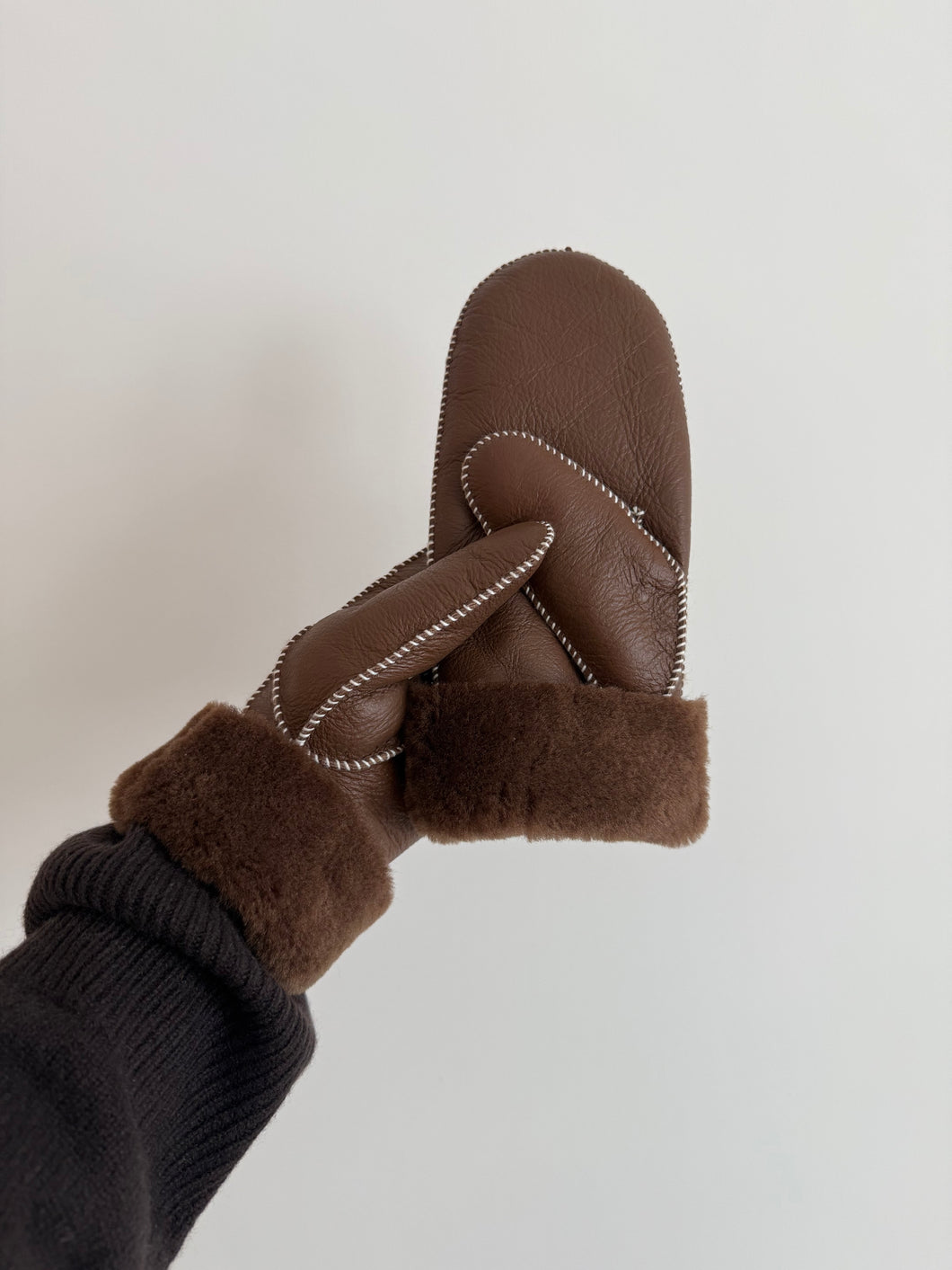 SHEARLING WHITE STITCH MITTENS