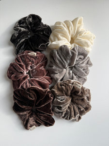 2025 VELVET SCRUNCHIES - neutral