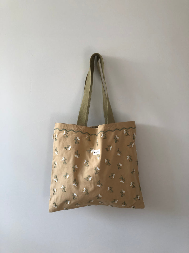 DAISY EMBROIDERED TOTE BAG
